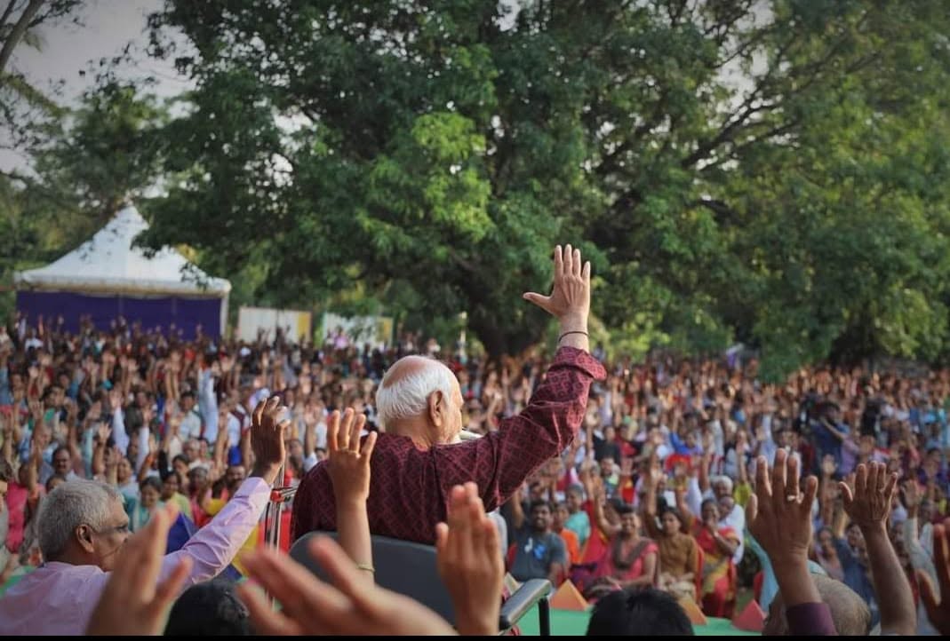 Brahmarshi Patriji greeting a vast gathering of meditators